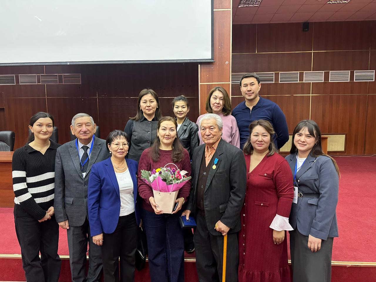 Ақпараттық жүйелер кафедрасының профессоры Мурзабеков Н.З. "Фараби" алтын медалімен марапатталды.